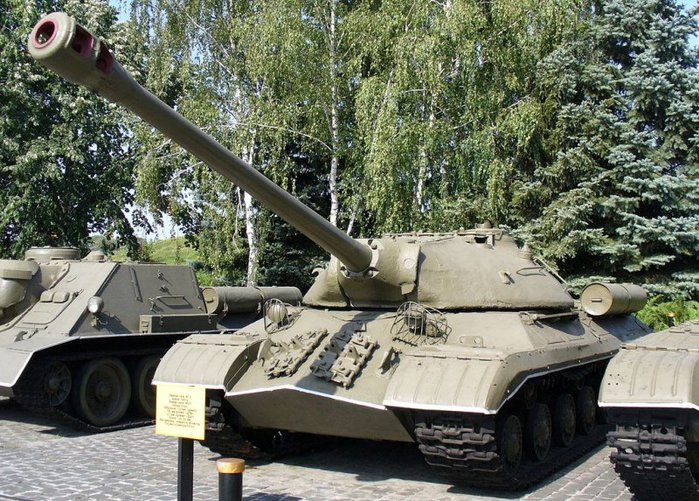 IS-3 < ó : (cc) George Chernilevsky at Wikimedia.org >