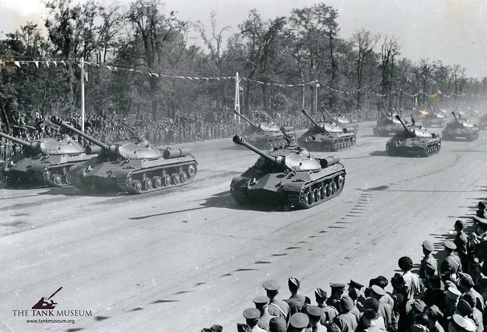 1945 9 7  翡  IS-3. ̸  ձ ڵ û  ޾Ҵ. < ó : The Tank Museum >