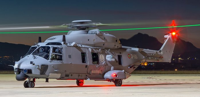 Ż ر NH90 ػ ü MH-60A <ó: @PescaraSpotters / twitter>