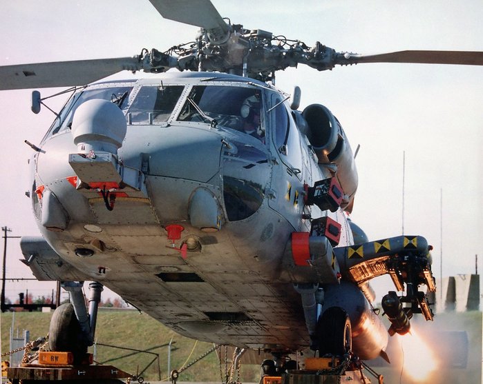 헬파이어 미사일은 해병대의 AH-1W 슈퍼코브라 뿐만 아니라 해군의 시호크에서도 운용되었다. 사진은 1995년 헬파이어 시험발사를 위해 지상에 고정된 SH-60F 시호크 헬기이다. <출처: US National Archives>