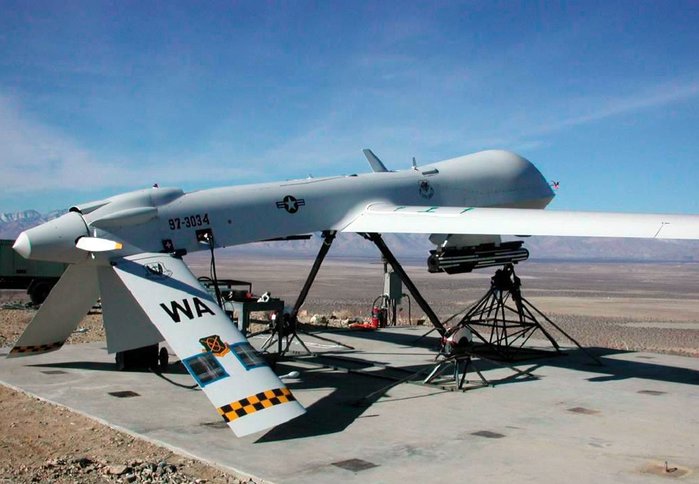 미 공군은 프레데터에 장착할 무장을 헬파이어로 선정했으며, CIA의 지원하에 통합을 진행했다. <출처: NAWS China Lake>