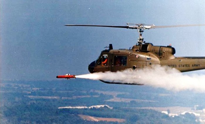 새로운 레이저유도방식의 미사일은 헬파이어로 명명되었다. 사진은 헬파이어 시제미사일을 발사중인 미 육군의 UH-1B 무장헬기이다. <출처: US Army AMCOM>