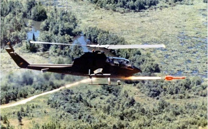 헬파이어는 1974년부터 본격적인 개발이 시작되었다. 사진은 헬파이어 시제를 발사중인 AH-1. <출처: US Army AMCOM>