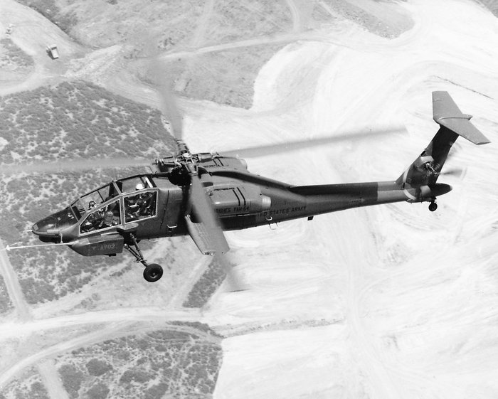 차기 공격헬기 사업이 본격화되면서 헬파이어의 개발은 가속되었다. 사진은 AAH 후보기종이었던 휴즈의 YAH-64 시제공격헬기이다. <출처: Public Domain>