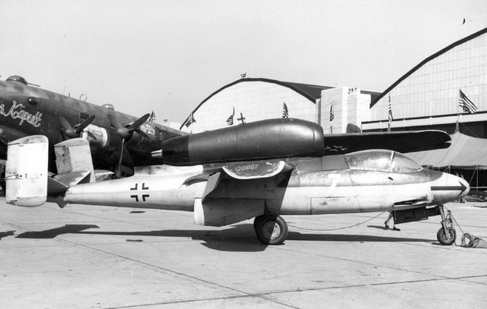 He 162A-1 < ó : (cc) GBill Larkins at Wikimedia.org >