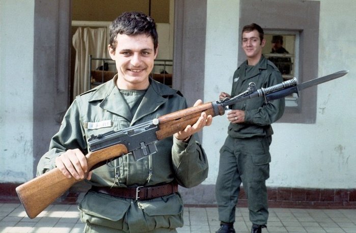 1979년까지 프랑스군의 주력으로 사용된 MAS-49 반자동소총. 프랑스의 위상을 고려했을 때 시대에 뒤진 소총이었다. < 출처 : (cc) Michel Huhardeaux at Wikimedia.org >