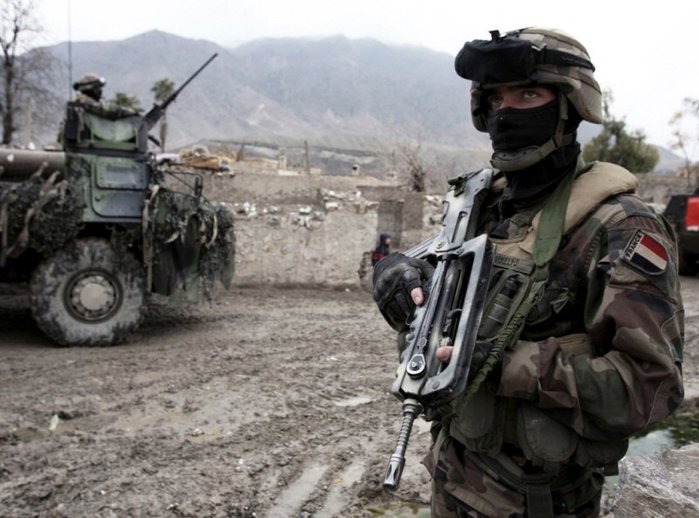 FAMAS로 무장하고 아프가니스탄에서 작전을 펼치는 프랑스군. < 출처 : (cc) Sebastiennogier >