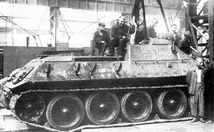 1943년 8월에서 9월 사이에 최초로 조립된 SU-85의 모습. < 출처 : Public Domain >