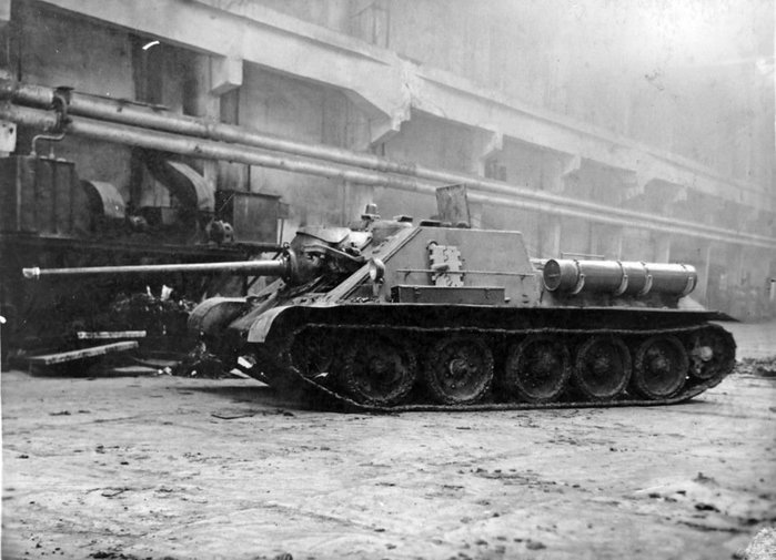 SU-85 양산 1호차의 공장 출고 직후 모습 < 출처 : Public Domain >