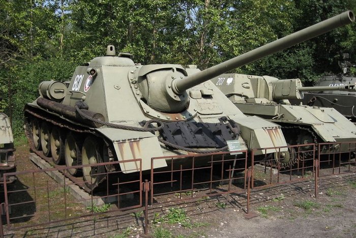 SU-85는 균형이 맞지 않았던 SU-122와 달리 상당히 세련된 외형을 가졌다. 당연히 전투력도 뛰어났다. < 출처 : (cc) SuperTank17 at Wikimedia.org >