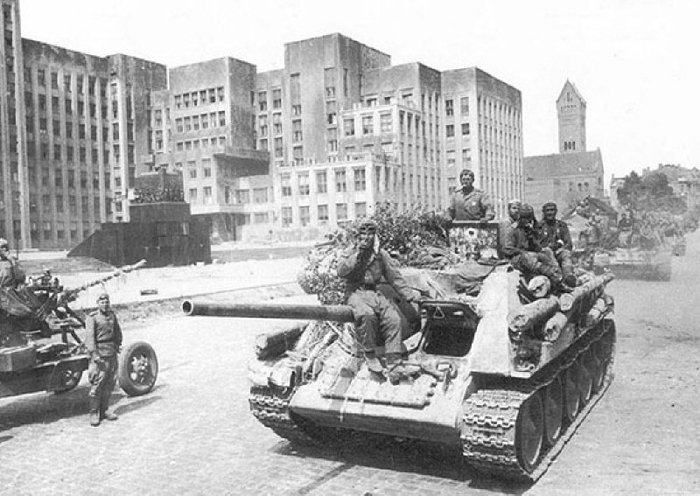 1944년 7월 해방된 민스크 도심을 주행하는 SU-85 자주포대. < 출처 : Public Domain >