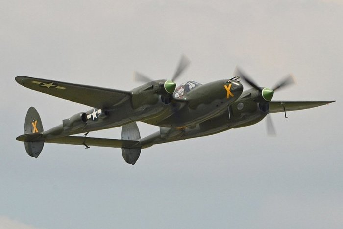 P-38L < ó : (cc) Alan Wilson at Wikimedia.org >