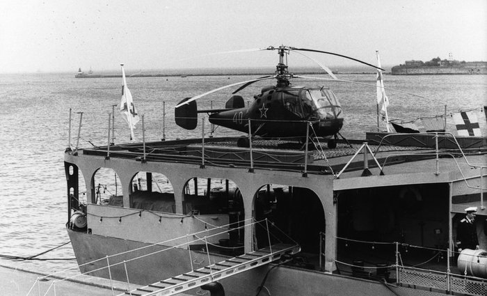 소련 해군 함정의 헬기 갑판에 착륙한 Ka-15 <출처 : oruzhie.info>