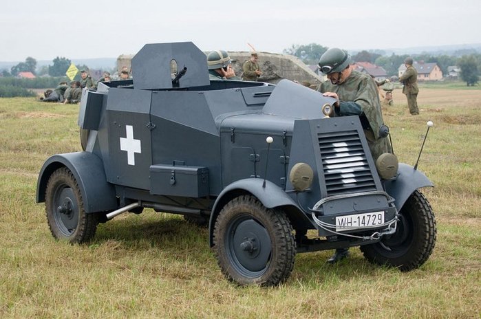 독일군이 제식화한 최초의 장갑차인 Kfz 13. 그러나 허술한 장갑판을 붙이고 기관총을 장착한 차량에 가깝다. < 출처 : (cc) Adam Kliczek at Wikimedia.org >