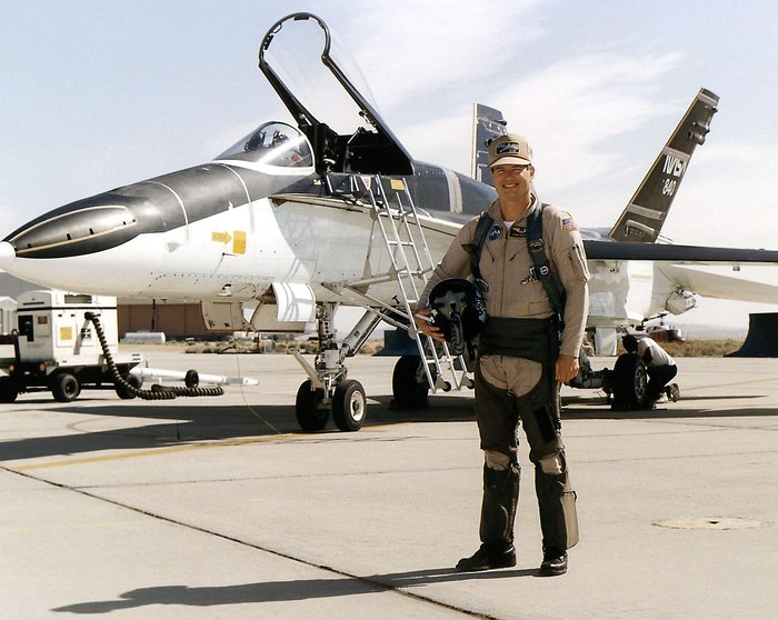 NASA 드라이덴 비행연구센터 소속 시험 비행 조종사인 데이나 퓨리포이(Dana D. Purifoy)가 F-18 HARV 앞에서 포즈를 잡은 모습. 공군 시험 비행 조종사 출신인 그는 전진익 시험기인 X-29 사업에도 참여했다. (출처: NASA)