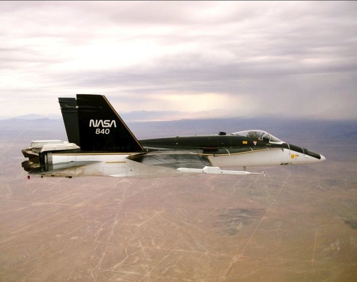 1992년 드라이덴 비행연구센터에서 촬영된 F-18 HARV의 측면 모습. 동체 후방에 설치된 추력편향 엔진이 인상적이다. (출처: NASA)