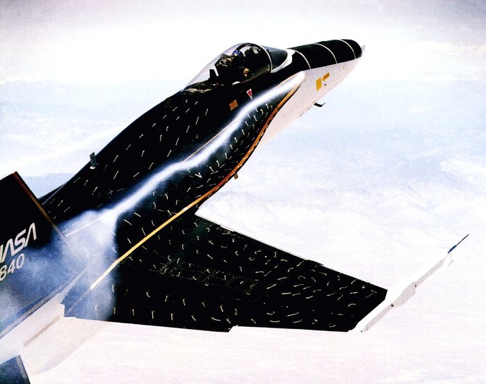 기체 주변의 공기 흐름을 시각화하기 위해 F-18 비행 간 기수에서 연기가 뿜어져 나오는 모습. (출처: NASA)