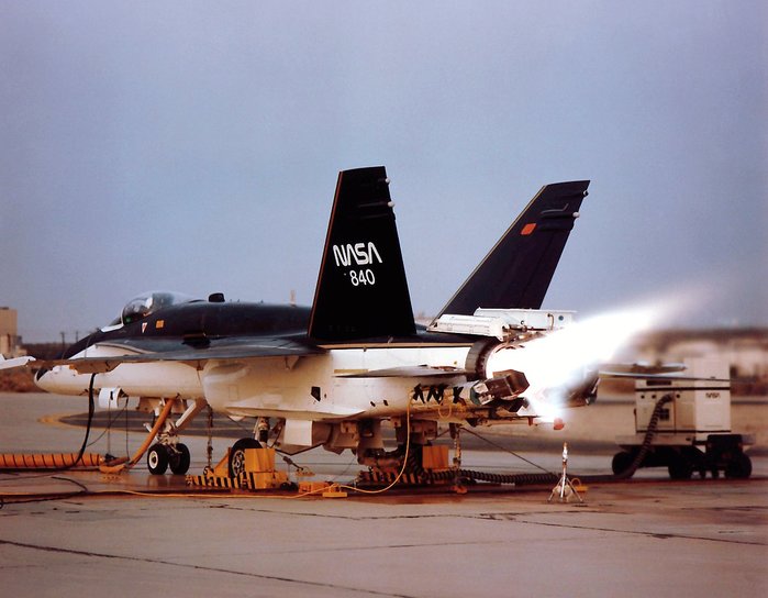 F-18 HARV는 추력편향 통제장치를 장착하면서 약 1톤 가량이 증가했는데, 기체균형을 위해 앞쪽에도 무게추가 추가되었다. <출처: NASA>