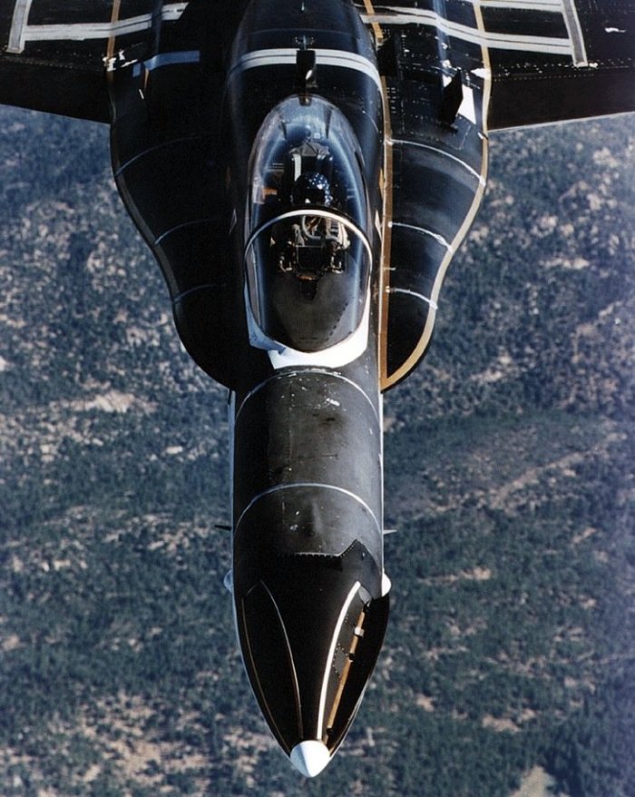 F-18 HARV 기수 부분의 액티브 스트레이크(Active Strake)의 모습. 받음각의 크기에 따라 열리거나 닫히는 형태로 제작되었다. (출처: NASA)