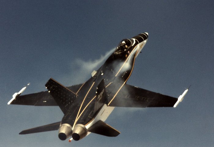 랭리 연구센터에서 HARV 시험을 위해 이륙 중인 F-18 HARV 기체의 모습. 1989년 4월 14일에 촬영된 것이다. (출처: NASA)