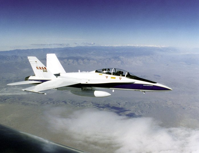 F-18 HARV 사업 간 HARV 기체의 체이서(chaser) 역할을 위해 주변에서 편대 비행 중인 NASA 소속 F/A-18B의 모습. (출처: NASA)
