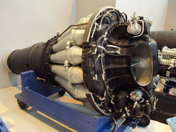 뱀파이어와 글로스터 미티어에 탑재된 드 하빌랜드의 고블린 엔진. Me 262에 탑재된 Jumo 004 엔진보다 추력이 60퍼센트가 더 나갔을 만큼 해당 분야에서 영국의 기술력은 상당했다. < 출처 : (cc) Rept0n1x at Wikimedia.org >
