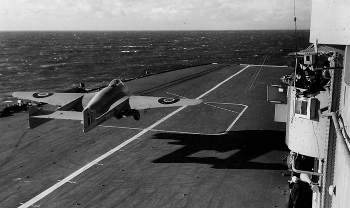 1945년 12월 3일 오션 항모에 착륙중인 DH100 시 뱀파이어 F1의 모습. < 출처 : BAE Systems >