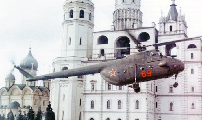 모스크바 크렘린궁 앞을 비행 중인 Mi-4 <출처 : airwar.ru>