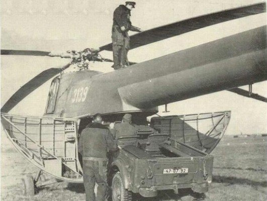 후방 램프를 통해 GAZ-69 차량을 싣고 있는 Mi-4 <출처 : armedconflicts.com>
