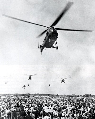 1954년 7월 20일 소련 공군의 날에서 퍼레이드 중인 Mi-4 <출처 : aviastar.org>