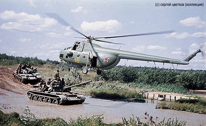 기갑부대와 훈련중인 Mi-4 헬기 <출처: (c) Сергей Цветков>