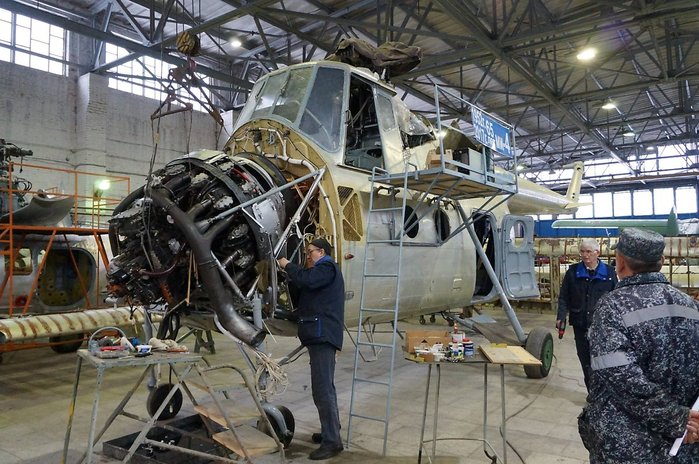 비스듬하게 설치된 엔진을 드러낸 정비 중인 Mi-4 <출처 : helicopter.su>