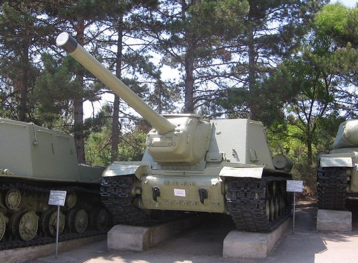 ISU-122 자주포에 장착된 122mm D-25 포. 개량을 해도 T-34 전차 차체에 탑재하기는 무리였다. 하지만 소련은 화력을 포기할 수 없었다. < 출처 : GNU Free Documentation License >