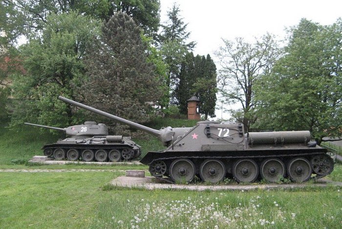 SU-100은 전고가 상당히 낮아 매복에 유리하다. 하지만 제2차 대전 이후 무포탑 기갑장비는 구시대의 유물로 전락했다. < 출처 : Public Domain >