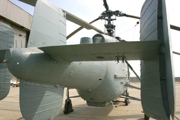 Ka-25PL의 꼬리 날개, 테일붐 위에는 EMS 장비가 있는 원통형 하우징이 있다. <출처 : soldat.pro>