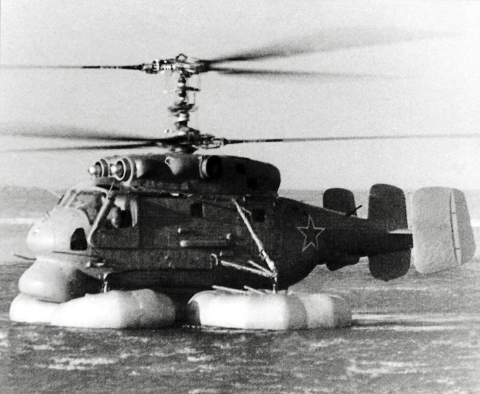 해상착수용 부이를 전개한 상태로 착수한 Ka-25 <출처 : oruzhie.info>