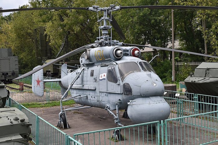 기수 아래 원형 레이돔이 특징인 Ka-25Ts <출처 (cc) Alan Wilson at wikimedia.org>