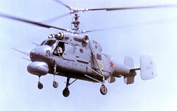 조종석 문을 열고 있는 Ka-25PL <출처 : war-book.ru>