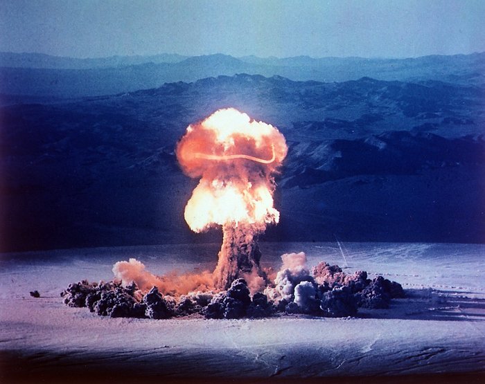 미소 핵경쟁 초기에 미국은 선제사용 교리를 내세우면서 소련에 굴복하지 않겠다는 의지를 강조했다. 사진은 1957년 네바다에서 벌어진 일련의 핵실험인 '플럼밤 작전'의 일부로 6월 24일 37킬로톤의 핵폭탄이 폭발하는 모습이다. <출처: 미 국방부>
