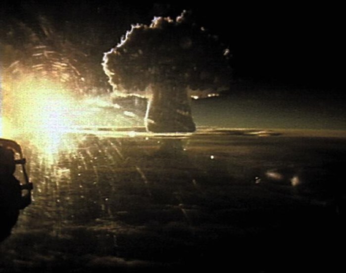 인류 최대의 핵폭발실험인 차르봄바(Царь-бомба)의 폭발장면. 차르봄바의 폭발력은 무려 50메가톤으로, 무려 700km 반경을 파괴했다. 소련은 원래 100메가톤으로 실험하고자 했으나 피해를 우려해 절반의 파괴력만 활용했다. <출처: Public Domain>