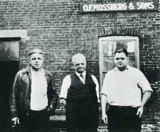 오스카 모스버그(중앙)는 두 아들인 해롤드(좌)·아이버(우)와 함께 1919년 '모스버그 & 손즈'사를 창립했다. <출처: O.F. Mossberg & Sons, Inc.>