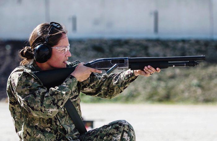 모스버그 산탄총은 500 MILS 사양으로 미·육·공군·해병대에서 모두 채용하여 현재까지 사용중이다. <출처: US Marine Corps>
