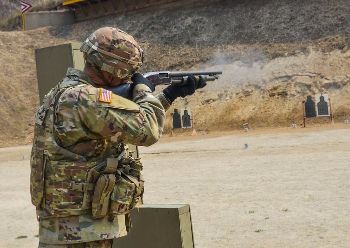 M500 전투산탄총은 MIL-S-3443 군사규격을 통과한 유일한 산탄총이었다. 사진은 산탄총으로 훈련 중인 미 육군 제1사단 2기갑여단전투단의 대원들로 2020년 5월에 촬영되었다. <출처: US Army Pacific>