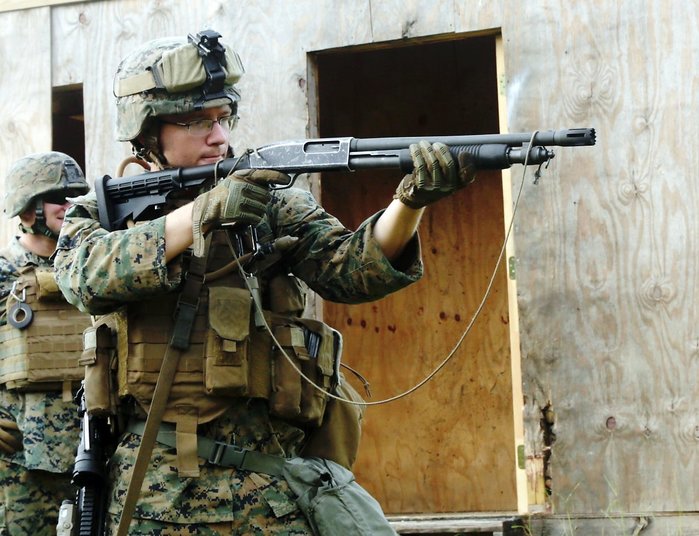 MEK 개수가 적용된 M500A2 전투용 산탄총으로 훈련중인 미 해병대원의 모습 <출처: USMC>