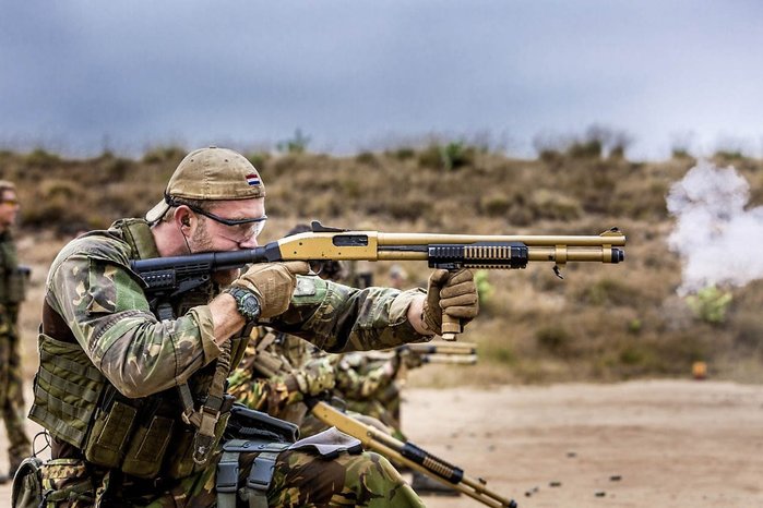 네덜란드 육군의 KCT 대원들이 590DA1 산탄총으로 사격훈련 중이다. <출처: Public Domain>