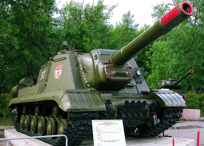 ISU-152는 IS-2 전차 차체에 152mm ML-20S 곡사포를 탑재한 자주포로 일선에서 선호도가 높아 소련은 1970년대 초까지 운용했다. < 출처 : (cc) Tacintop at Wikimedia.org >