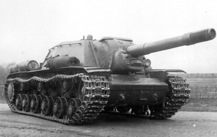 SU-152 자주포는 뛰어난 공격력을 자랑했으나 KV 전차를 기반으로 하여 주행계통에 문제가 많았다. < 출처 : Public Domain >