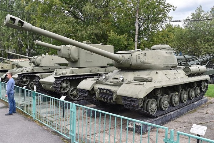 ISU-152의 기반이 된 IS-2. KV의 고질적인 주행 계통 문제를 해결하고 화력을 강화한 중전차다. < 출처 : (cc) Alan Wilson at Wikimedia.org >