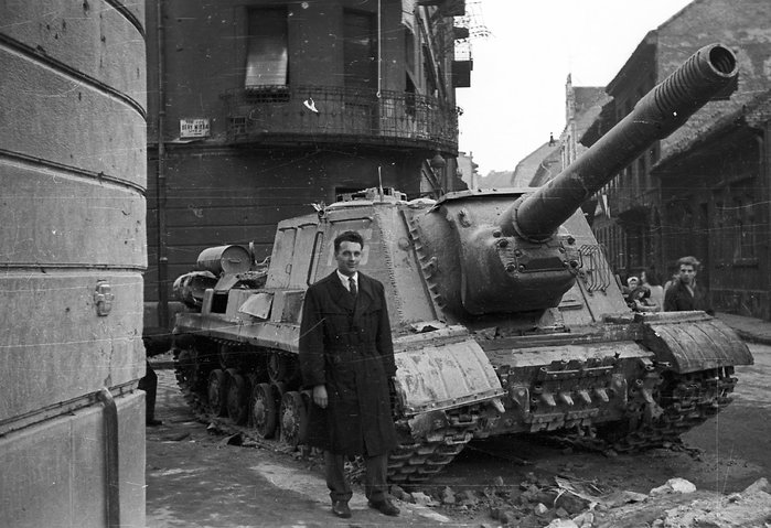 헝가리 부다페스트의 민주화 운동 진압에 투입된 ISU-152의 모습 < 출처 : Public Domain >