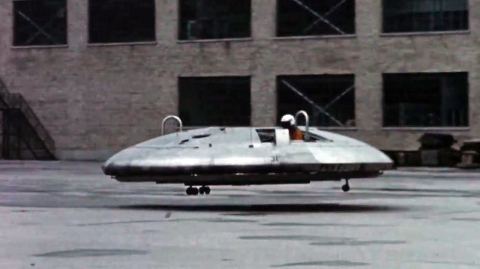시험 비행 중인 VZ-9의 모습. 잭 프로스트의 기대와 달리 실제 기체는 지상에서 몇 m 이상 떠 보지 못했고, 그나마도 균형이 매우 불안정해 조종사 탈출이 용이하도록 캐노피를 덮지 않았다. <출처: Public Domain>